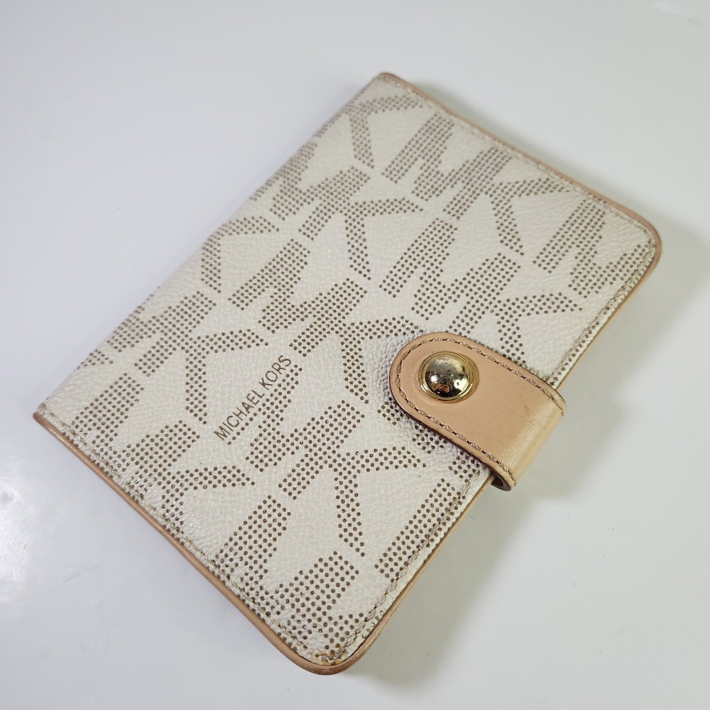 Michael Kors MK Passport Holder Beige Monogram Wallet - Picture 3 of 7
